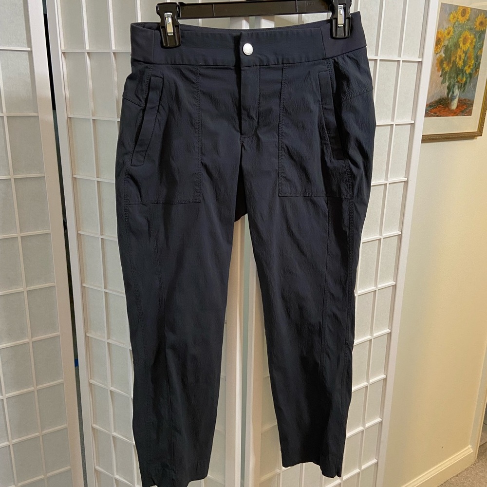 Athleta Trekkie Crop Pant. Gray. Size 4